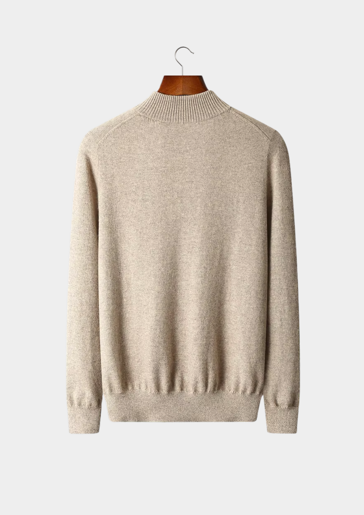 Zijaanzicht van de marineblauwe fijne gebreide sweater, toont de elegante lijnen en afwerking.