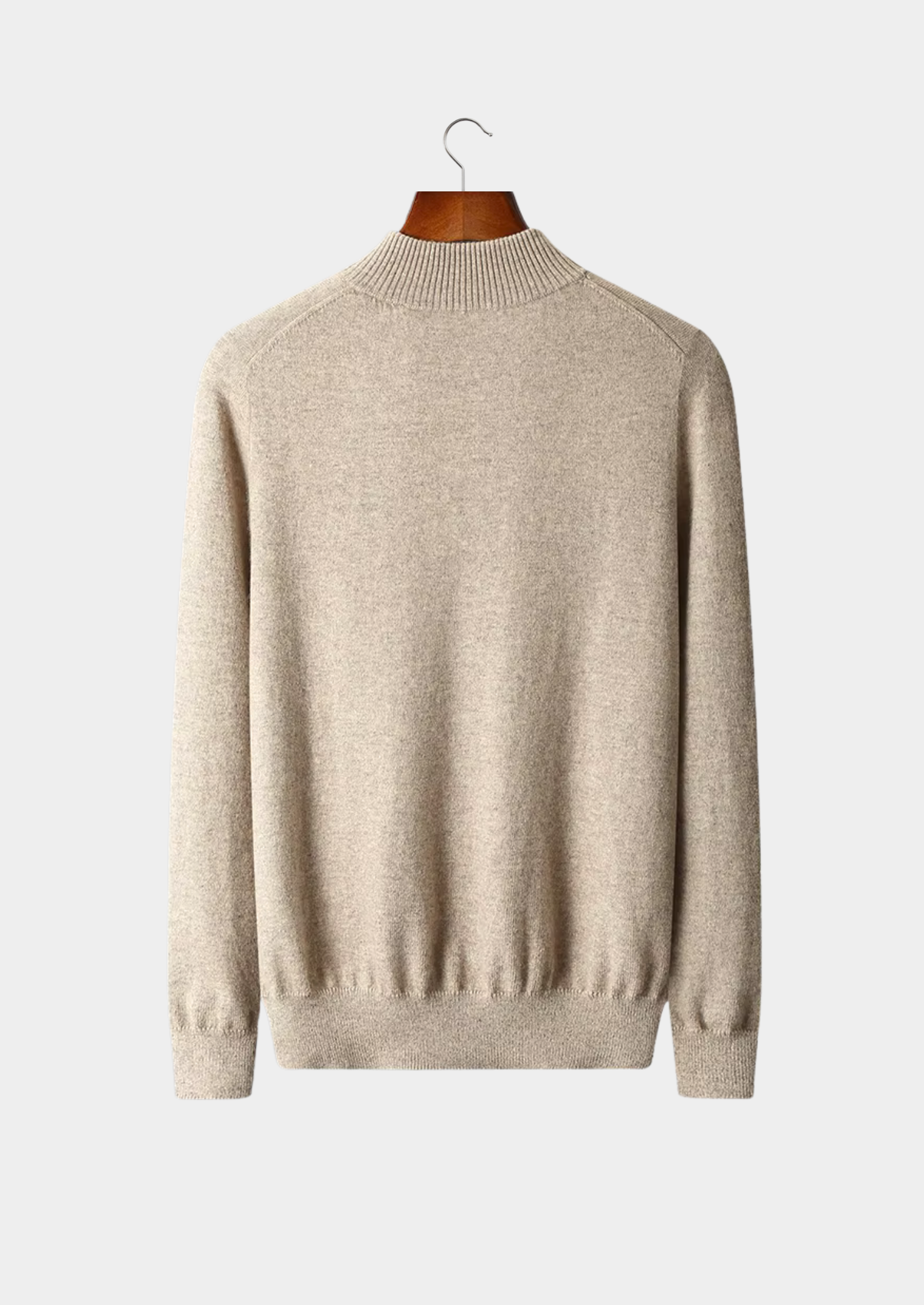 Zijaanzicht van de marineblauwe fijne gebreide sweater, toont de elegante lijnen en afwerking.