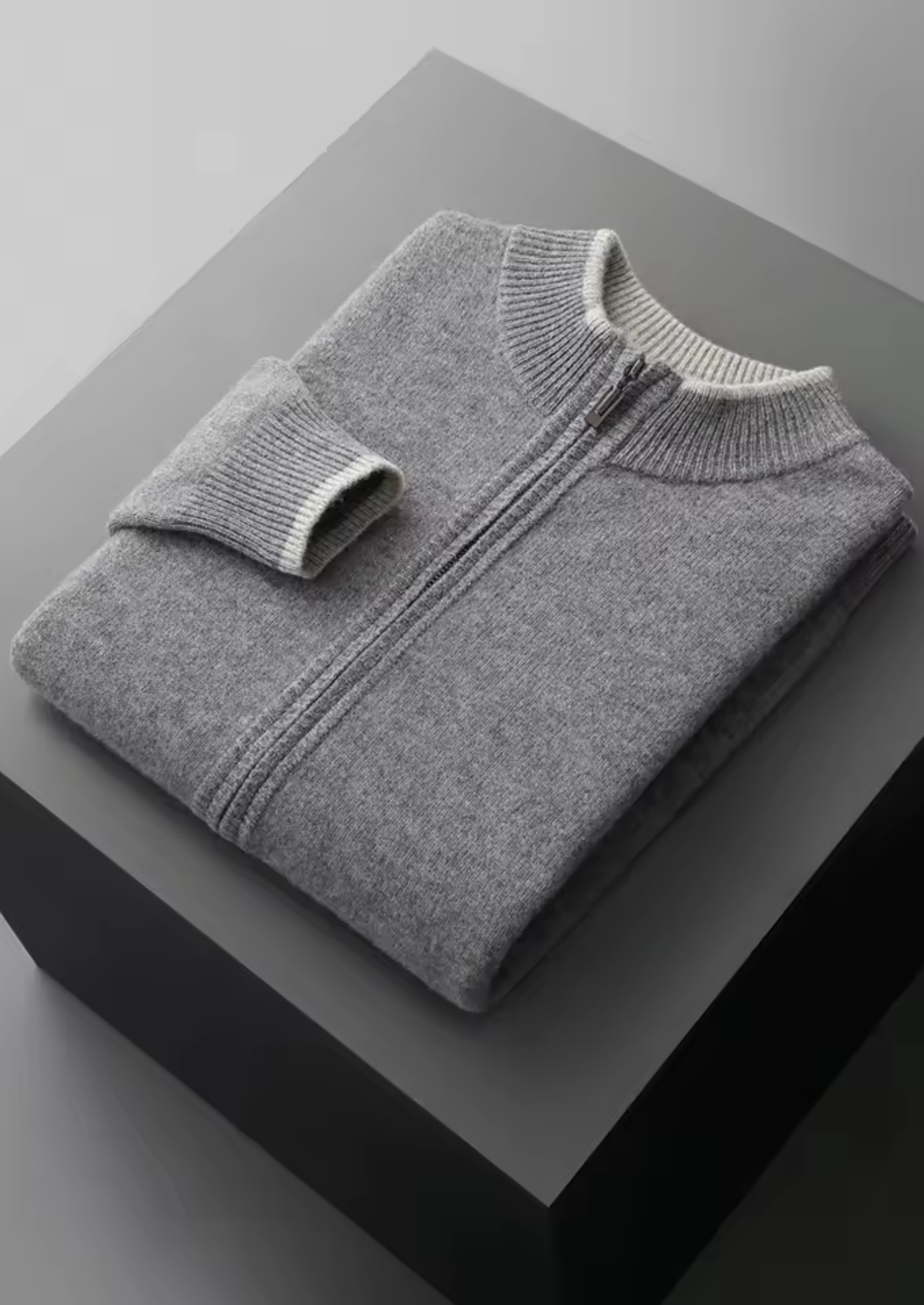 Zijaanzicht van de gestroomlijnde pasvorm van de beige heren cardigan, elegant vallend over een shirt.