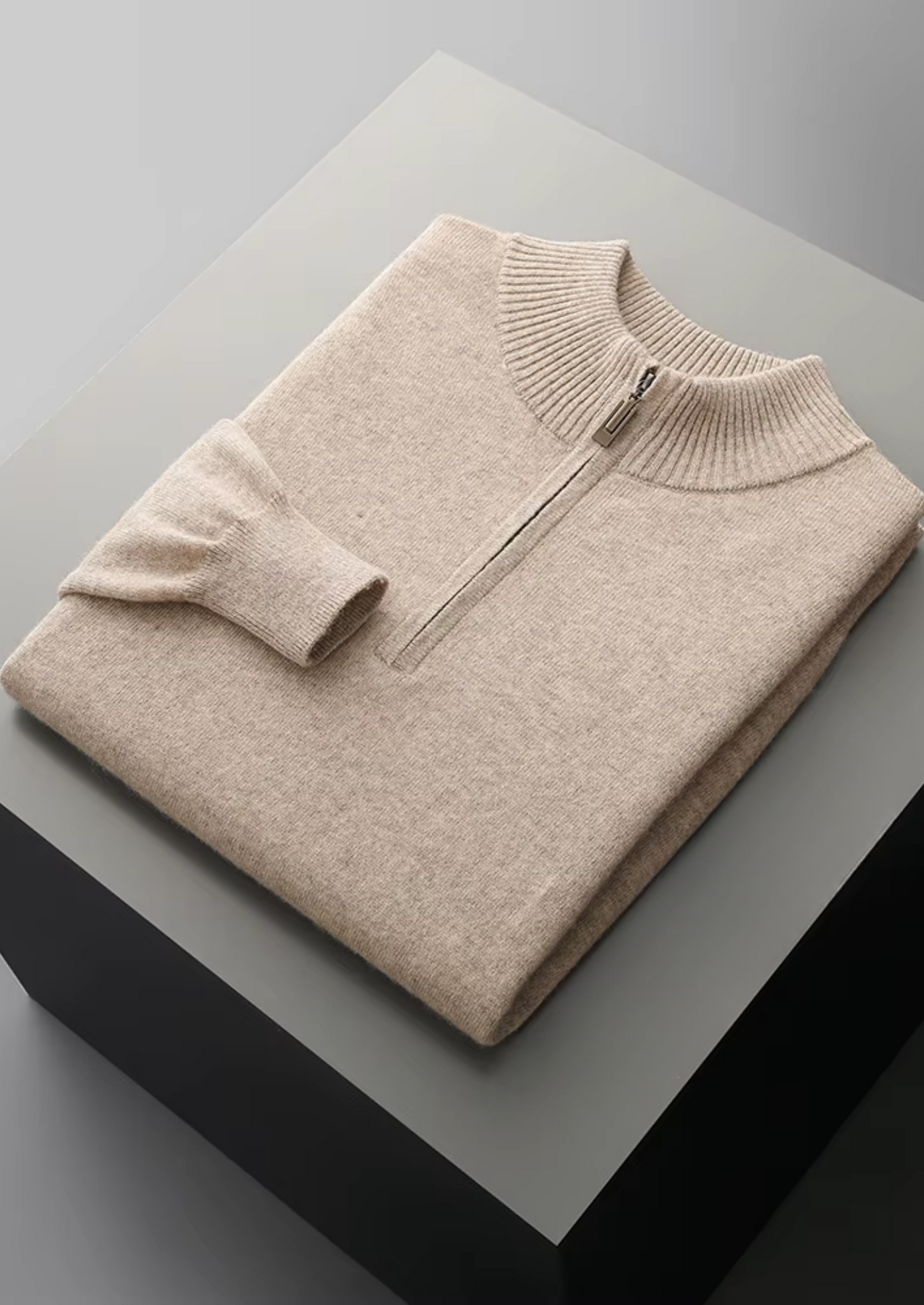 Detail van de zandrits op de merinowollen sweater, met de hoogwaardige afwerking en textuur.