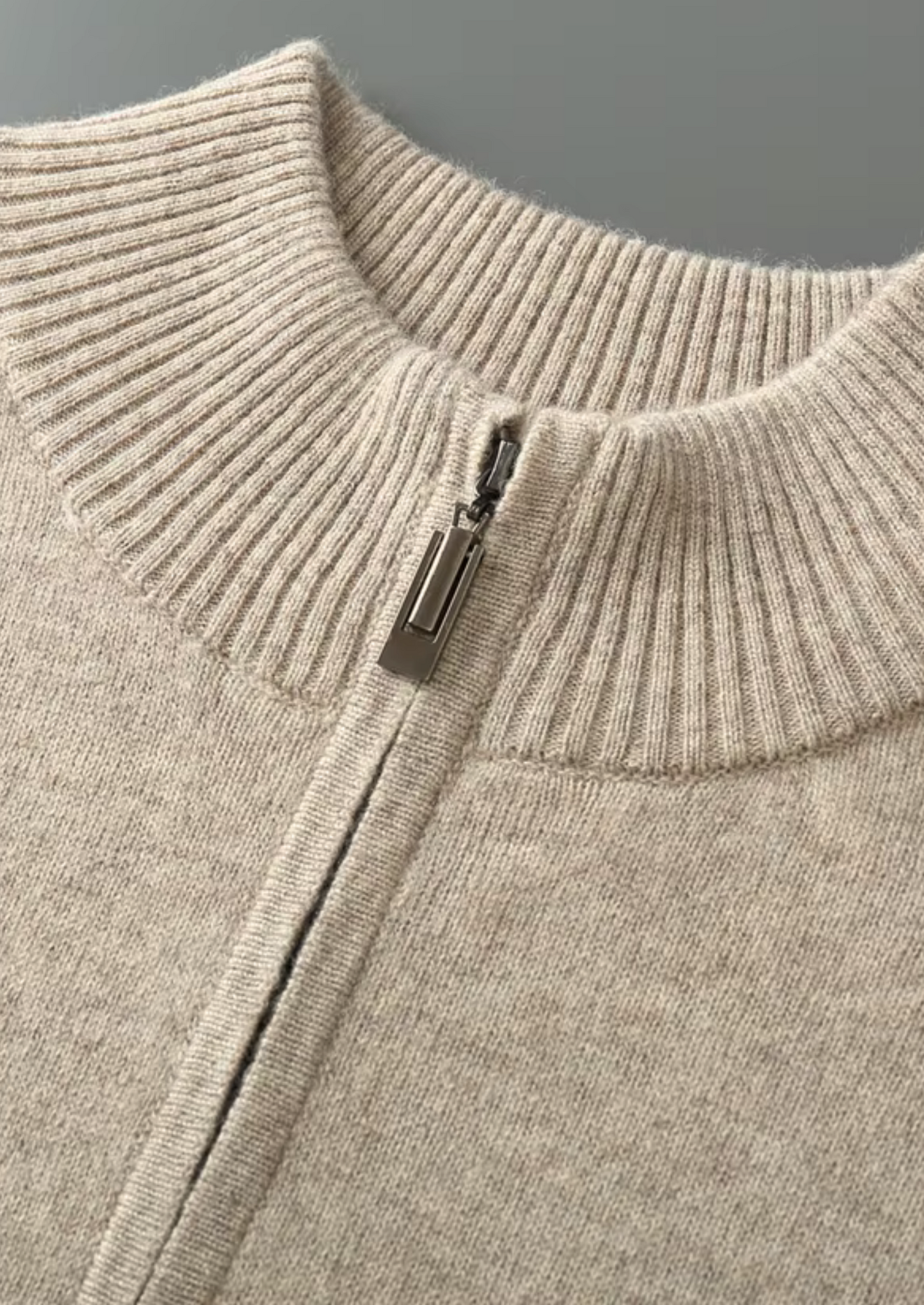 Man die de zwarte half-zip sweater draagt, gecombineerd met een overhemd, professionele uitstraling.