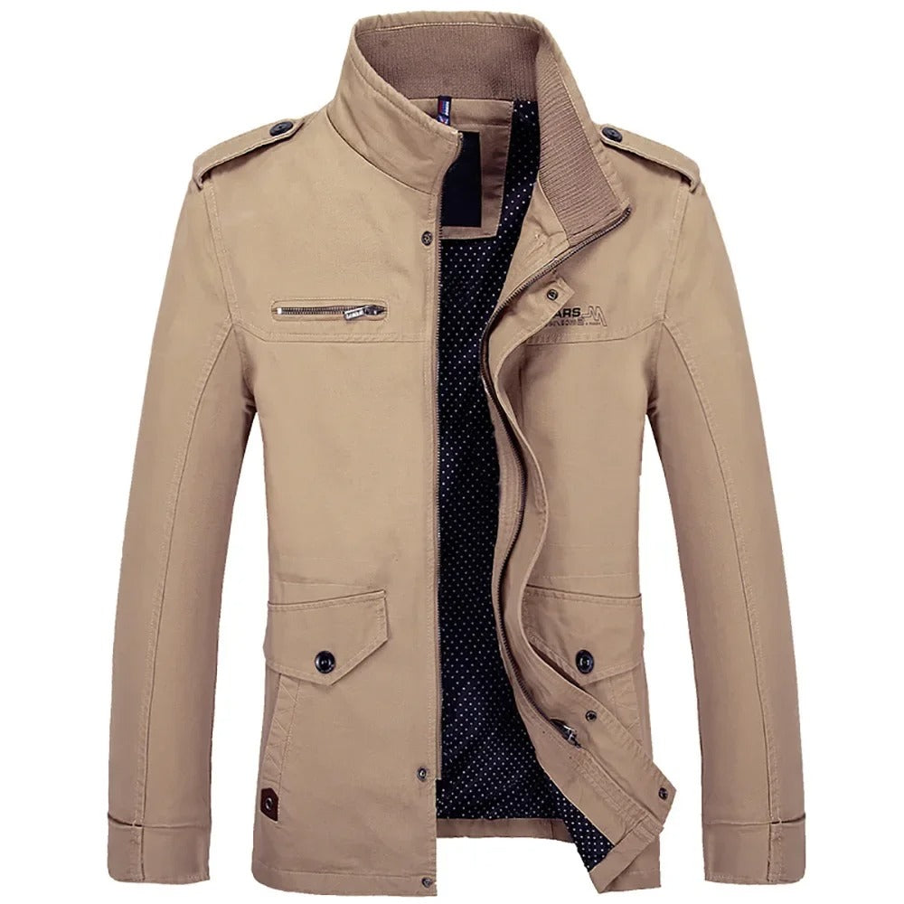 Een man toont het veelzijdige Rens herenjack in een smart-casual setting, gecombineerd met een overhemd.