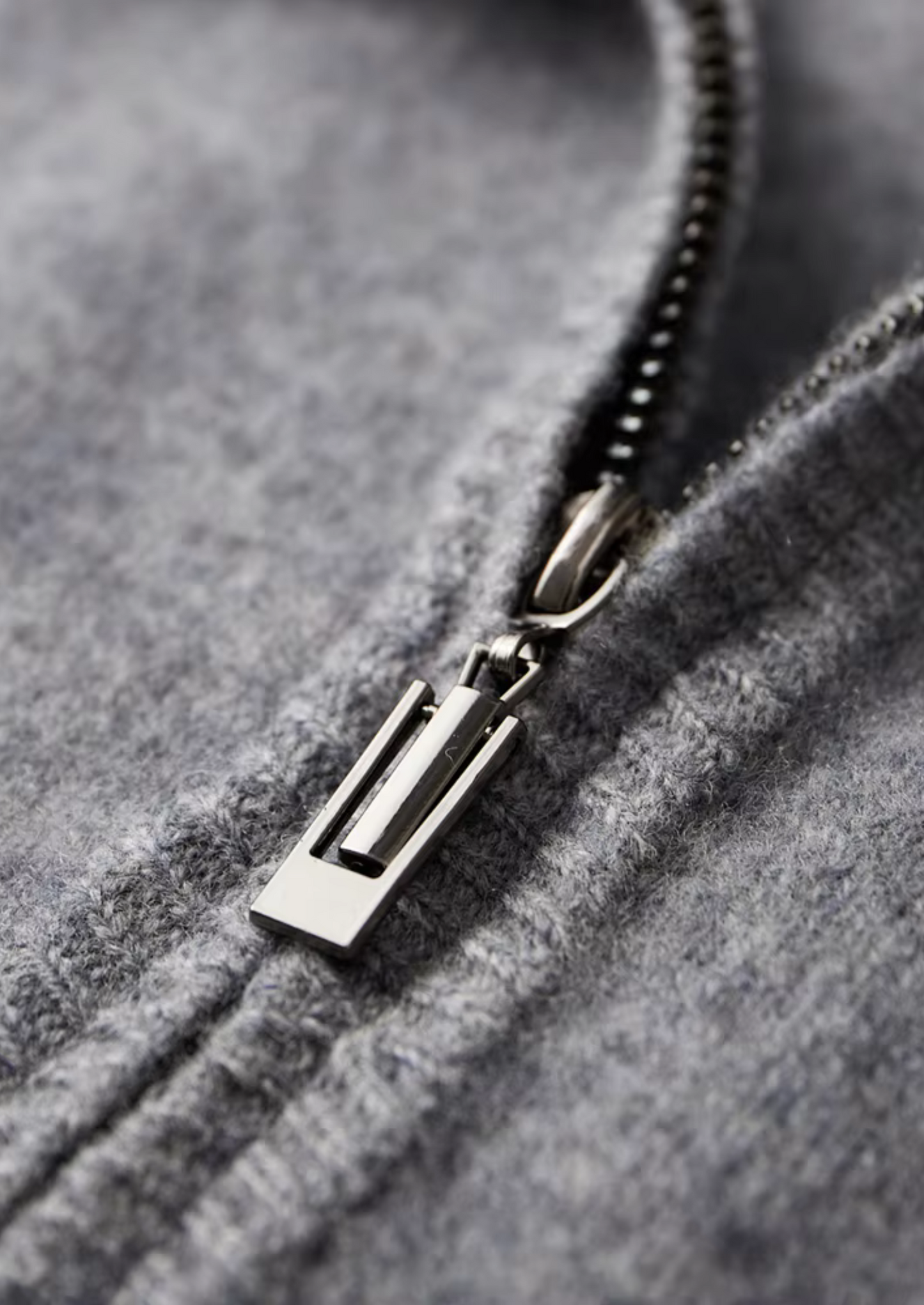 Volledig achterzicht van de donkerblauwe merinowol cardigan, met nadruk op de strakke afwerking.