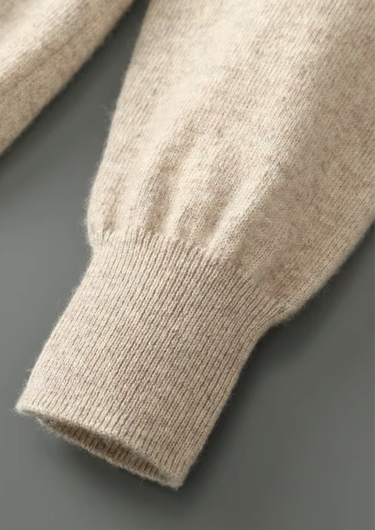 Close-up van de kraag en rits van de zwarte sweater, open gedragen voor een relaxte look en ventilatie.
