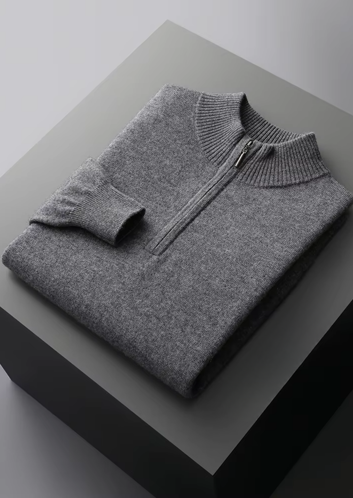 Man die de zandkleurige sweater draagt, staand in een stedelijke omgeving, casual chic en comfortabel.