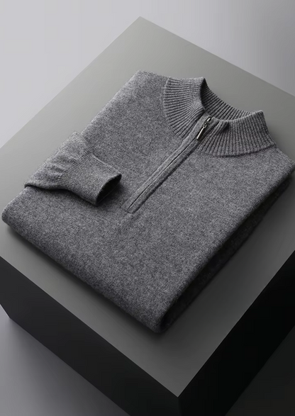 Man die de zandkleurige sweater draagt, staand in een stedelijke omgeving, casual chic en comfortabel.
