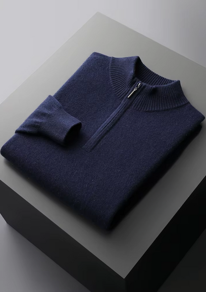 Opgevouwen marineblauwe merinowollen sweater, klaar om te dragen of mee te nemen voor onderweg.