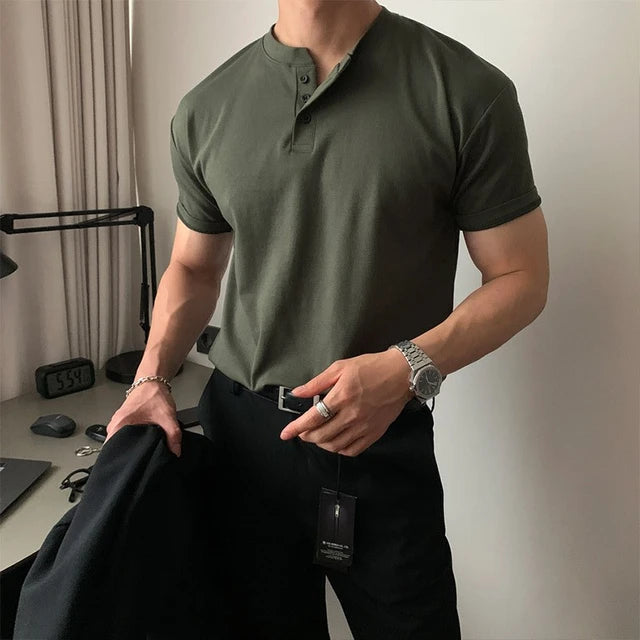 Voorzicht van het Reuben klassieke katoenen T-shirt in zwart op een model, toont de pasvorm en polokraag.