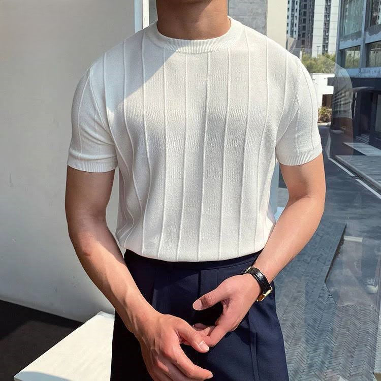 Zicht op de voorkant van een beige Reuben T-shirt, elegant gepresenteerd op een mannequin voor heren.