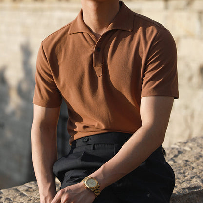Vooraanzicht van een stijlvol Reuben heren poloshirt in koffiekleur met unieke één-delige kraag.