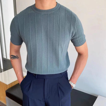 Man met een wit Reuben T-shirt, casual gestyled met een zonnebril en een ontspannen houding.
