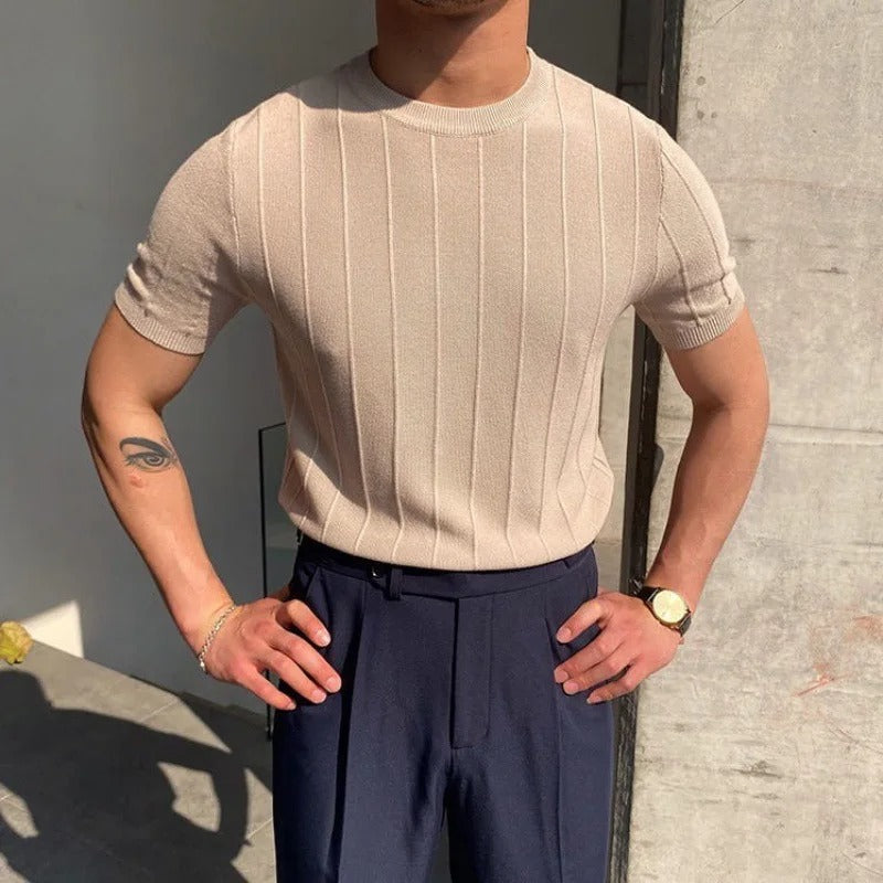 Detailopname van de gestructureerde stof van het beige Reuben T-shirt, waarbij de kwaliteit duidelijk zichtbaar is.