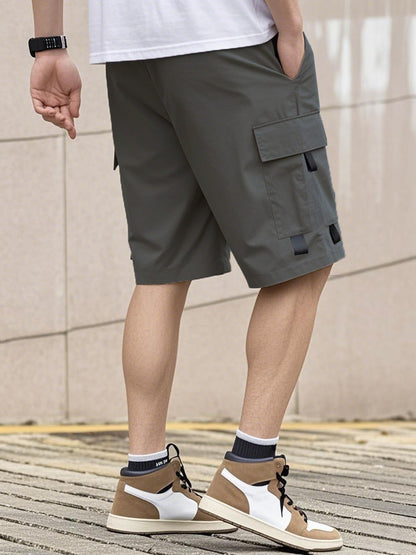 Zwarte cargoshorts voor mannen, schuin van voren gefotografeerd, met focus op de elastische tailleband en het trekkoord.