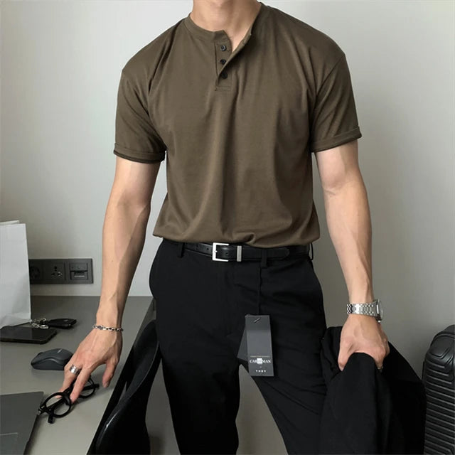 Detailopname van de polokraag met knoopsluiting op het Reuben katoenen T-shirt, focus op textuur.