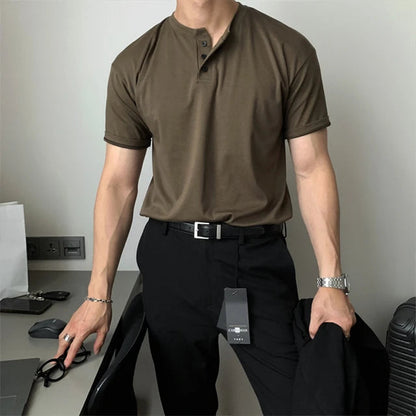 Detailopname van de polokraag met knoopsluiting op het Reuben katoenen T-shirt, focus op textuur.