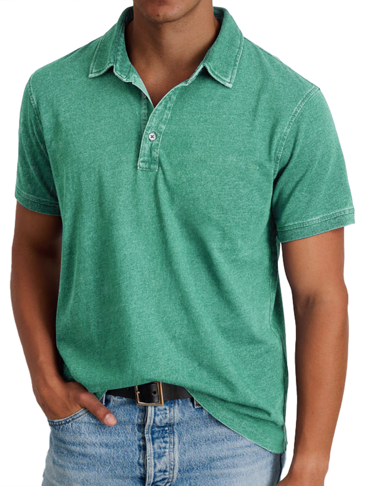 Detailopname van de knoopsluiting en de heldere kraag van het verfijnde heren poloshirt.