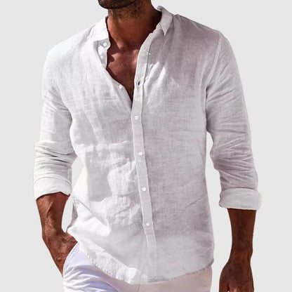 Detailopname van de linnen stof van het Reuben shirt, met zichtbare textuur