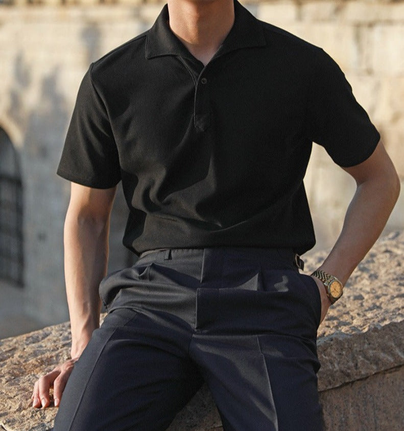 Zijaanzicht van een man die het lichte Reuben heren poloshirt draagt, passend voor warme seizoenen.