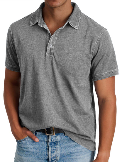 Man in een groen poloshirt met een flatterend silhouet, staand in een ontspannen houding.
