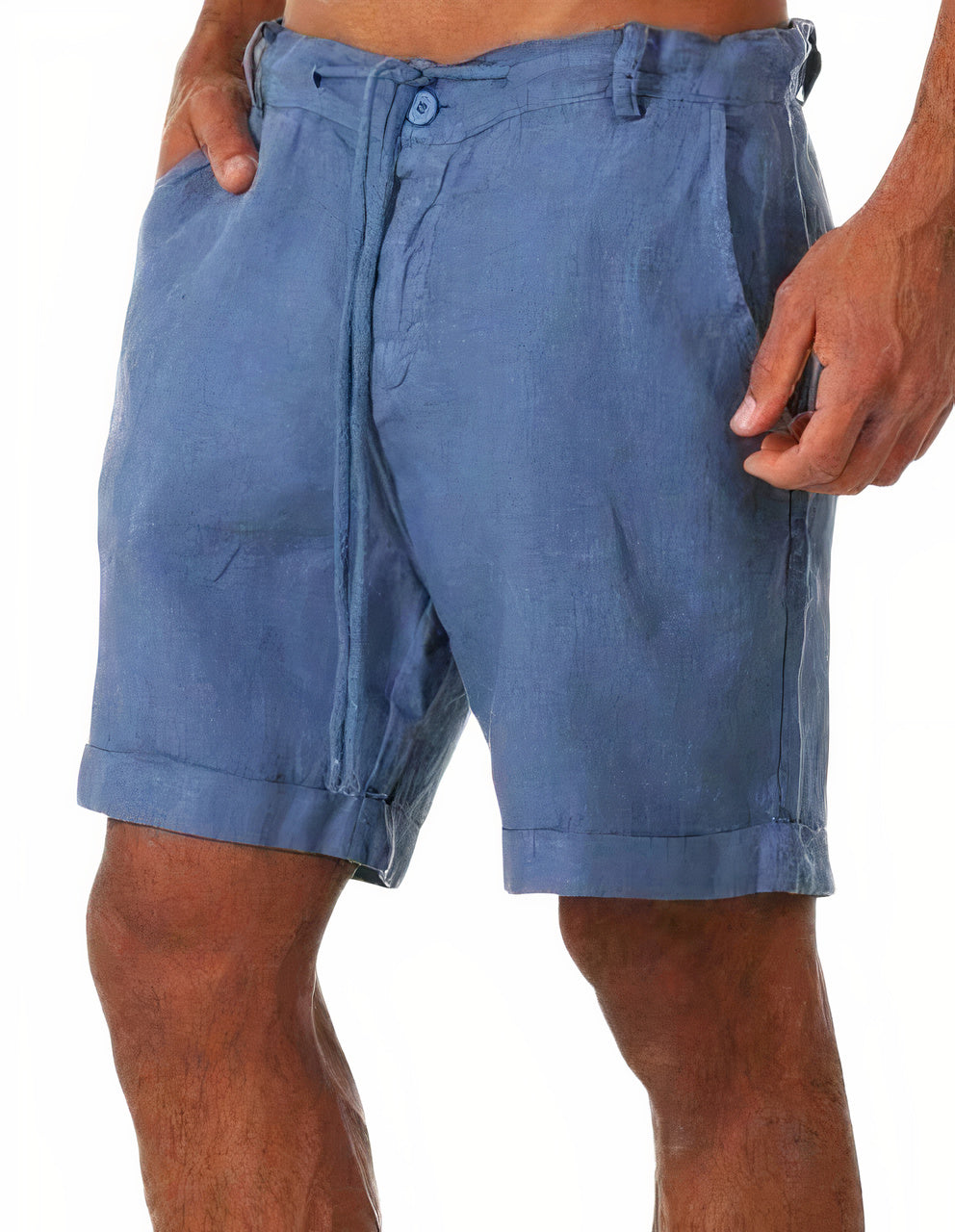 Zijaanzicht van een man die groene Reuben linnen shorts draagt, staand op een zonnig terras, casual gestyled.