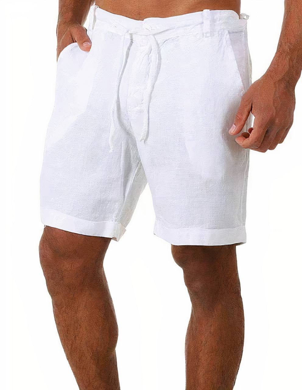 Close-up van de tailleband en knoopsluiting van de witte Reuben linnen shorts, met details van het klassieke ontwerp.