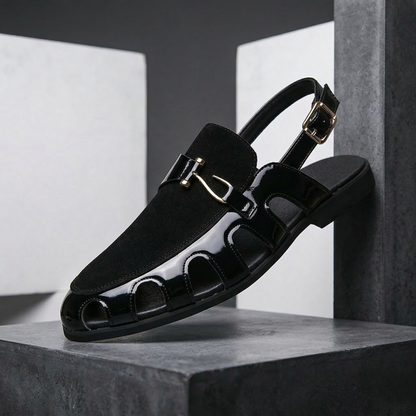 Bovenaanzicht van een paar Reuben leren slingback sandalen in een lichte kleur op een houten vloer.