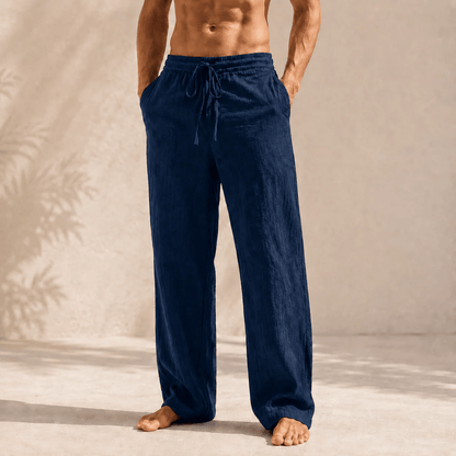 Achterzicht van de relaxte linnenmix broek, tonend de vloeiende pasvorm en rechte pijpen.