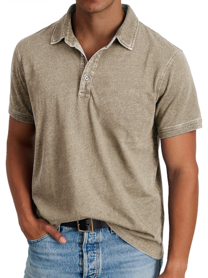 Man die een zwart heren poloshirt draagt, gecombineerd met een casual broek, ideaal voor een relaxte look.