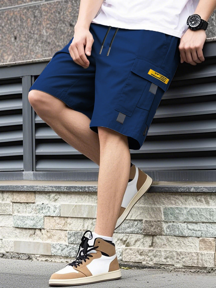 Close-up van de trekkoord tailleband van de zwarte shorts, voor een gedetailleerd beeld van de verstelmogelijkheid en het comfort.