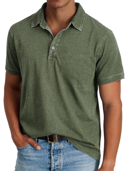 Volledig figuur van een man in een kaki poloshirt, gedragen met chino's voor een veelzijdige stijl.