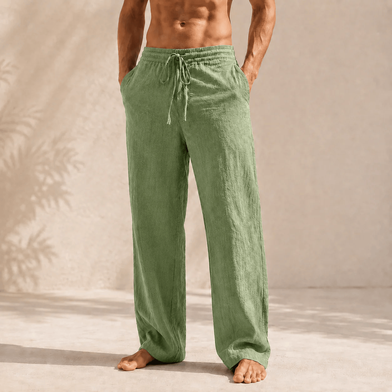 Luchtige linnenmix broek gedragen in een casual setting, gecombineerd met een licht shirt voor een zomerse look.