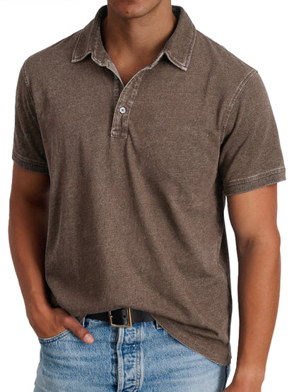 Achterkant van het legergroene heren poloshirt, met aandacht voor de pasvorm en afwerking.