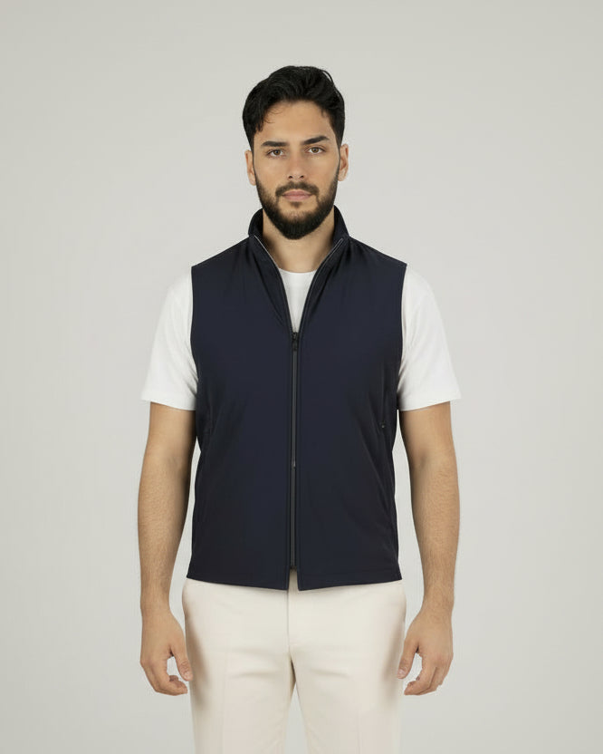 Zijaanzicht van het lichtgewicht mouwloze vest, met focus op de naadloze afwerking en comfortabele snit.