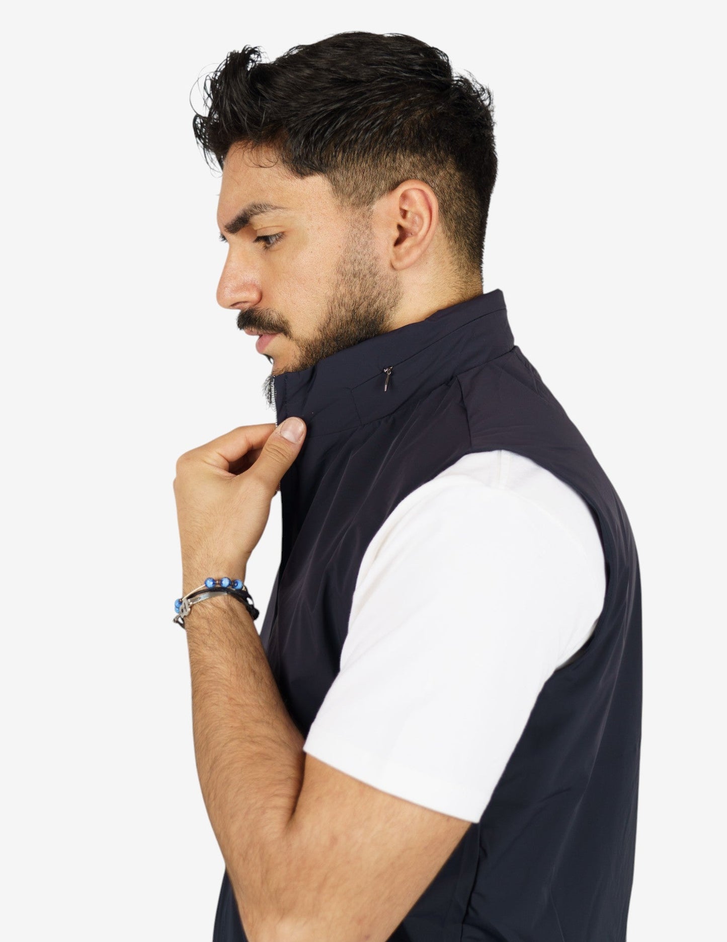 Detailopname van de stof van het polyester vest, benadrukt de zachte textuur en kreukvrije eigenschappen.
