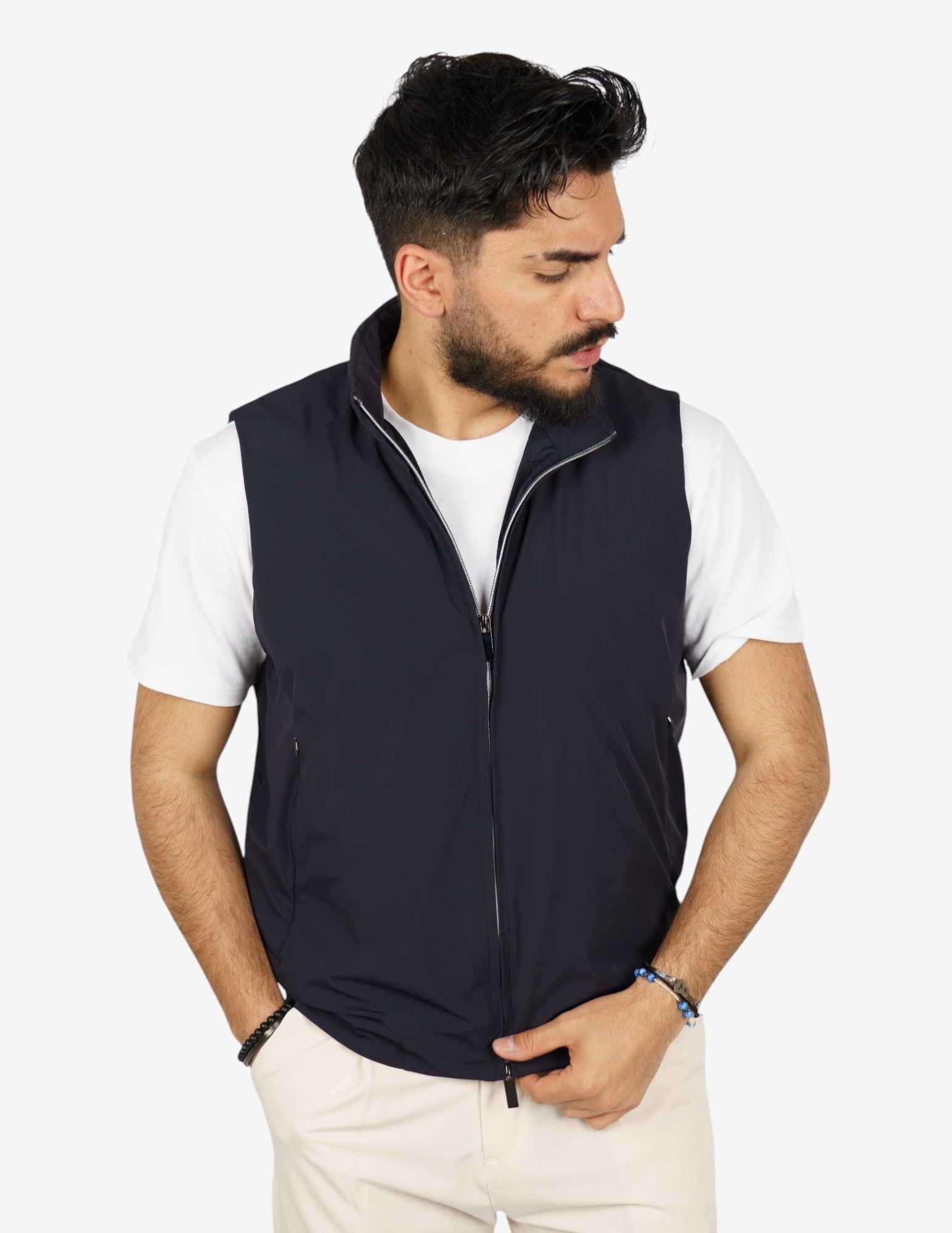 Een model demonstreert de bewegingsvrijheid van het strijkvrije heren vest tijdens een actieve pose.