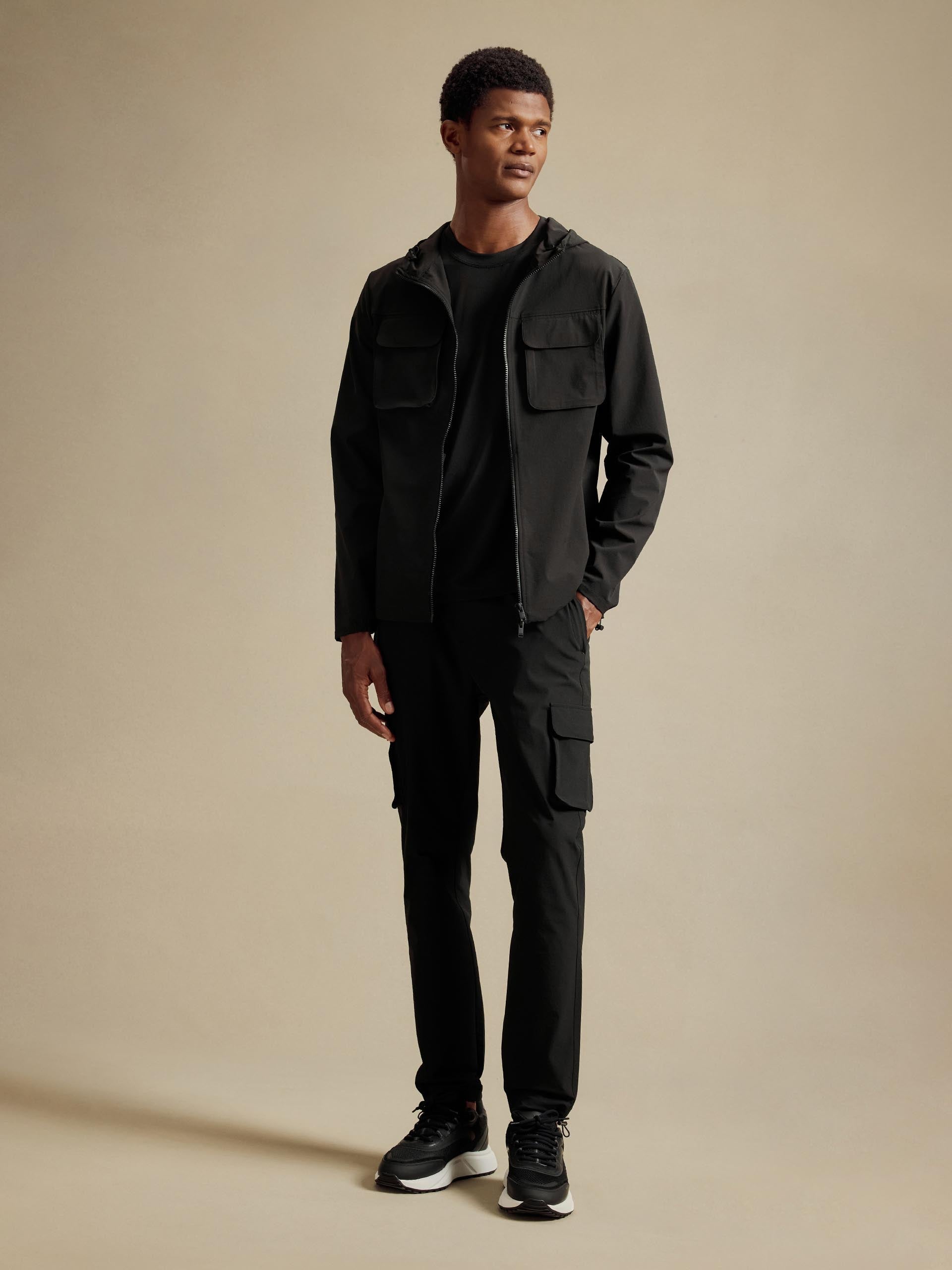 Detailopname van de elastische tailleband met trekkoorden en de verborgen ritszakken van de heren cargo broek.