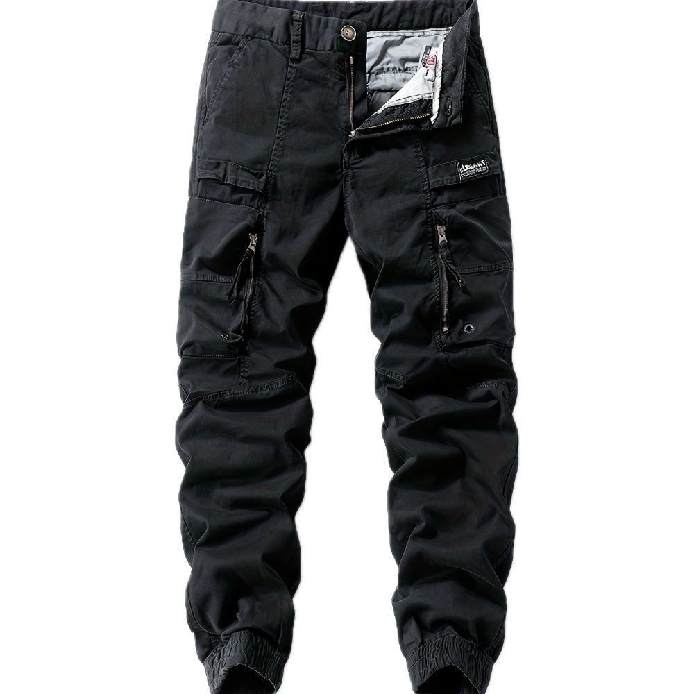 Achterkant van de zwarte cargo jogger broek, met nadruk op de pasvorm en de afwerking.