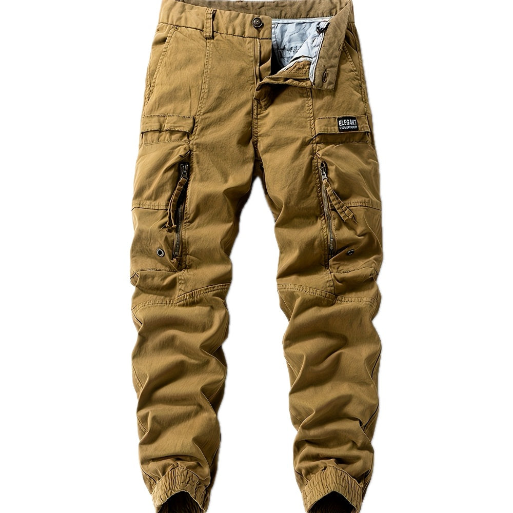Een man in een bruine cargo jogger broek, staand in een stedelijke omgeving, toont de veelzijdigheid.