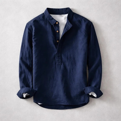 Vooraanzicht van het Ron premium linnen overhemd in marineblauw, met focus op de kraag en knopen.