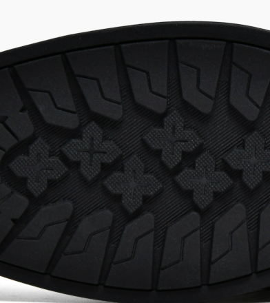 Een model draagt de Rune instappers, waarbij het comfort en de veelzijdigheid van de schoenen tijdens het lopen worden getoond.