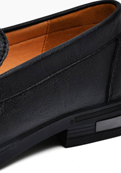 Rune instappers gepresenteerd in een zakelijke setting, perfect te combineren met een nette pantalon.