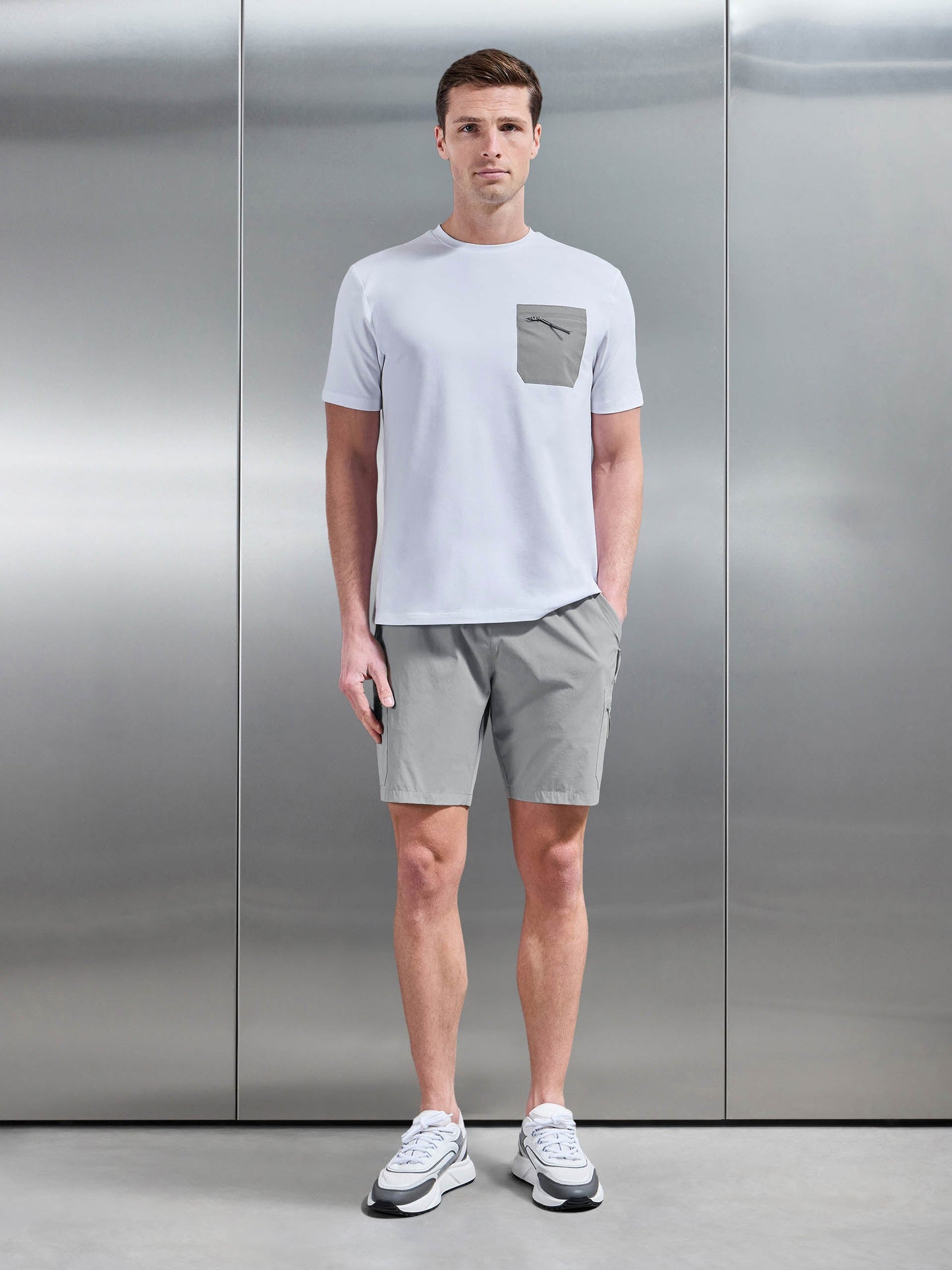 Close-up van de elastische tailleband en het lichtgewicht vierwegstretch materiaal van deze comfortabele heren cargoshorts.