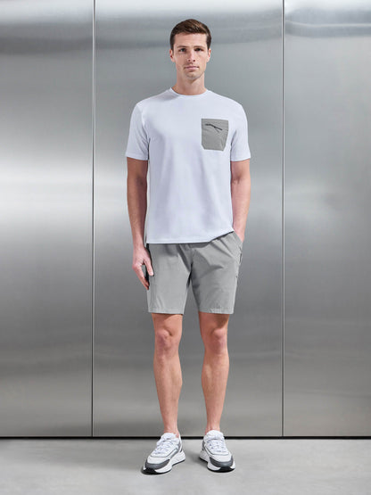 Close-up van de elastische tailleband en het lichtgewicht vierwegstretch materiaal van deze comfortabele heren cargoshorts.