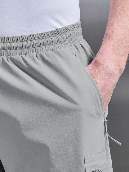 Gedetailleerd beeld van de cargozak op de dij van de heren cargoshorts, inclusief de tonale rits en trekkoordje.