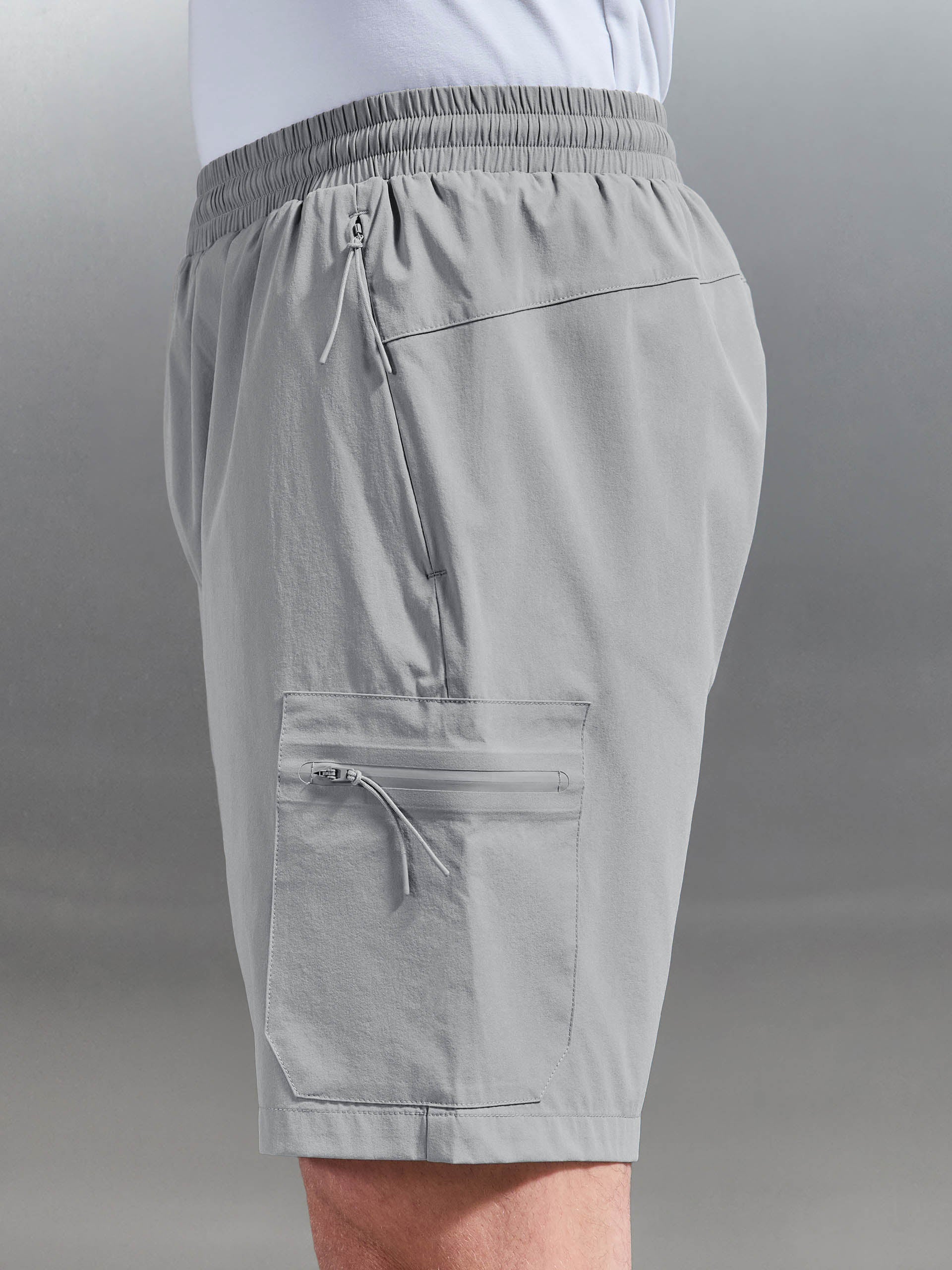 Achterkant van de Sander heren cargoshorts, met nadruk op de gestikte zoom en de strakke afwerking voor een moderne look.