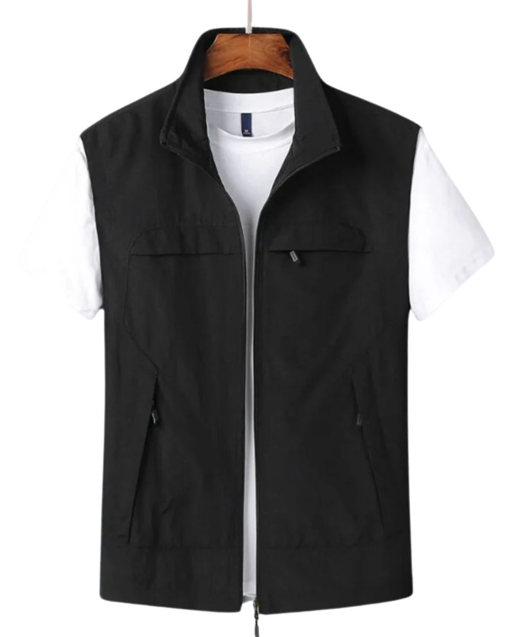 Vooraanzicht van het Shaun heren vest in zwart, gedragen door een model, toont de slanke pasvorm en lichte stof.