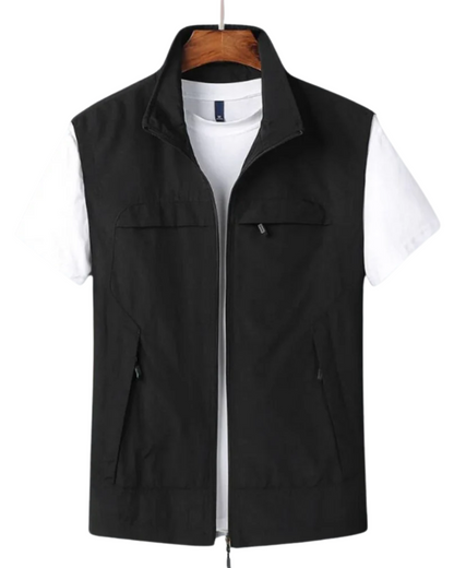 Vooraanzicht van het Shaun heren vest in zwart, gedragen door een model, toont de slanke pasvorm en lichte stof.
