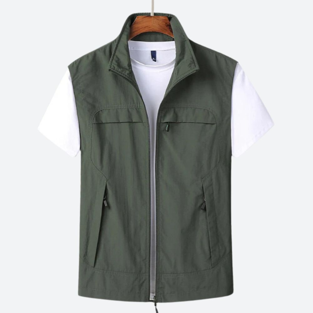 Zijaanzicht van het Shaun lichtgewicht vest in legergroen, gedragen in een ontspannen zomerse setting, met casual styling.