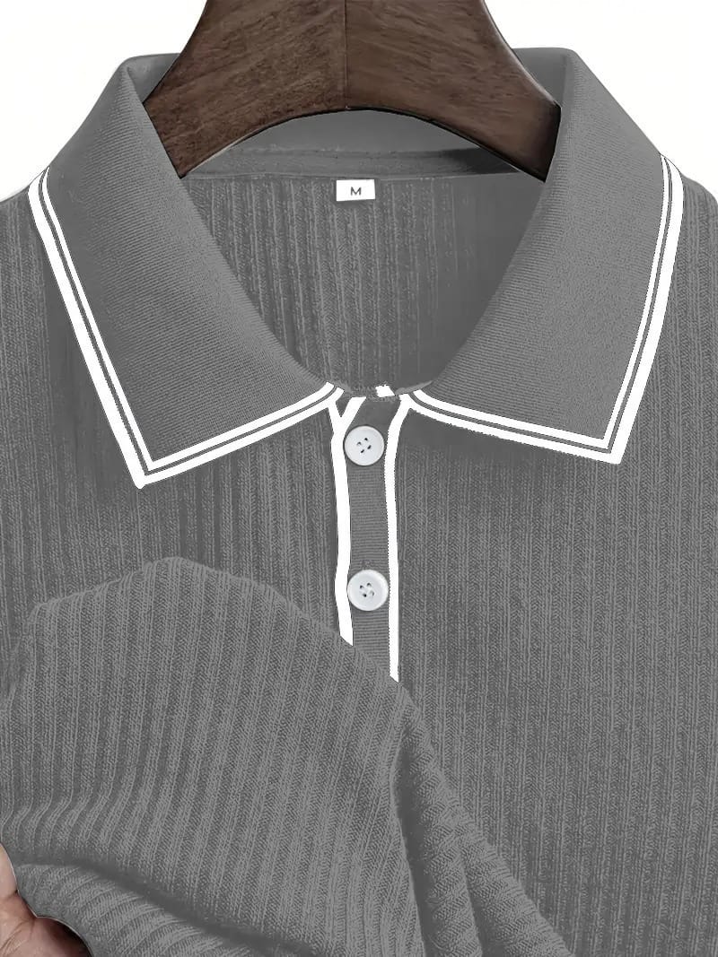 Lifestyle foto van een man die het geribbelde gebreide poloshirt draagt tijdens een ontspannen wandeling in de stad.