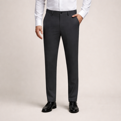 Volledig zicht op de donkerblauwe Sten Trousers, elegant gedragen met een wit overhemd, perfect voor een professionele look.
